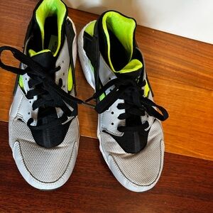 Nike Haurache Black, Gray, and Neon Green Athletic Shoes. Size 7youth